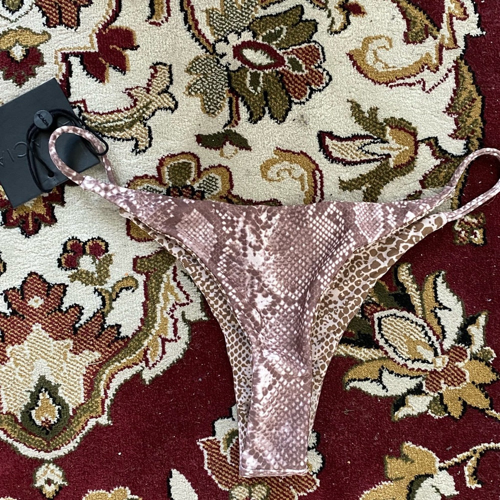 Acacia Fins bottom Medium BNWT python